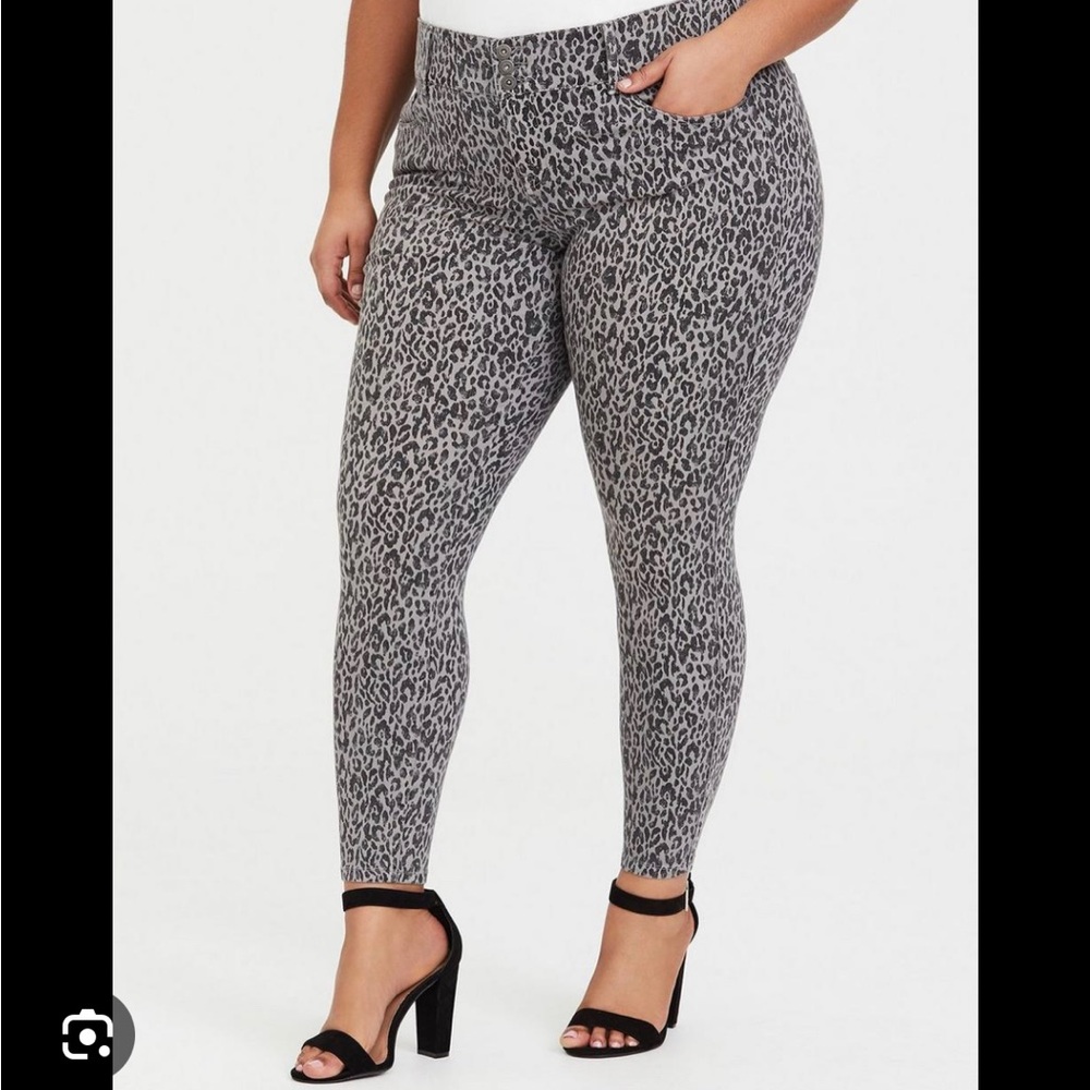Torrid 30t 30 tall grey Leopard Jegging